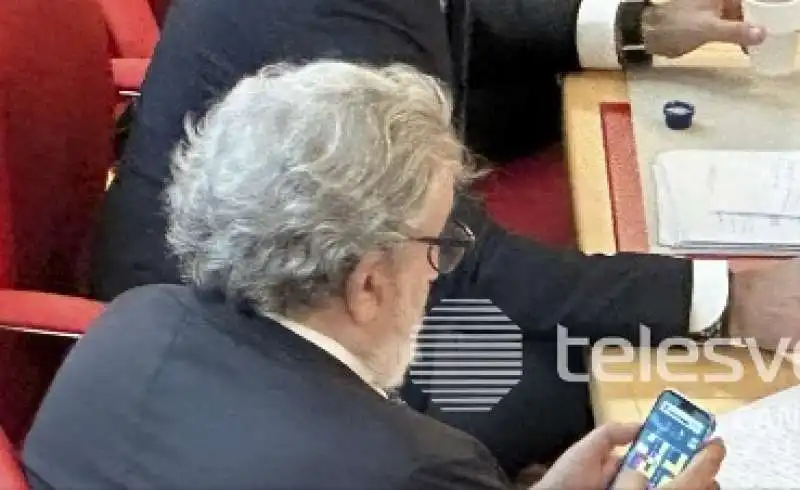 MICHELE EMILIANO GIOCA CON IL CELLULARE DURANTE LA DISCUSSIONE PER LA MOZIONE DI SFIDUCIA