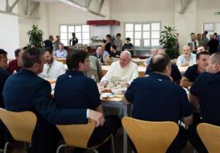 papa francesco con i dipendenti del vaticano