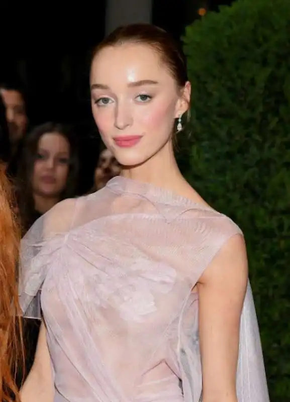 phoebe dynevor 3