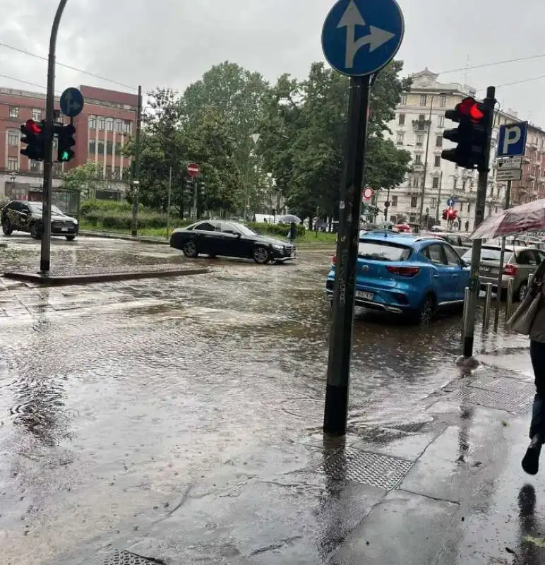 pioggia e allagamenti a milano 