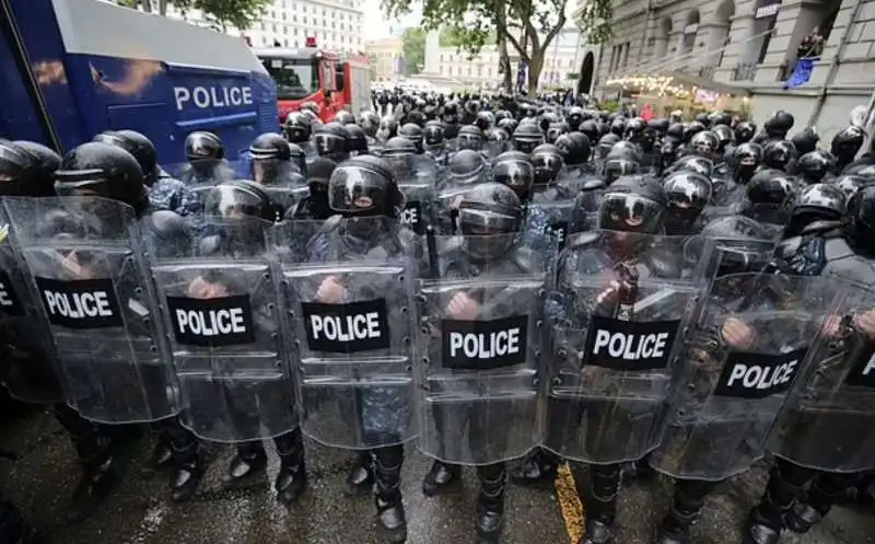 polizia schierata a tbilisi 