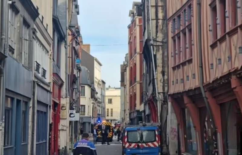 polizia spara uomo armato in sinagoga a rouen-2