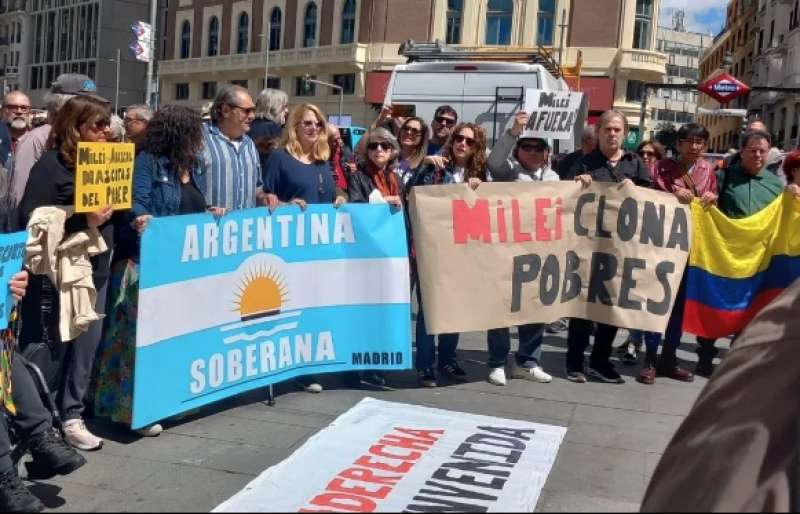 protesta a madrid contro il raduno di ecr 5