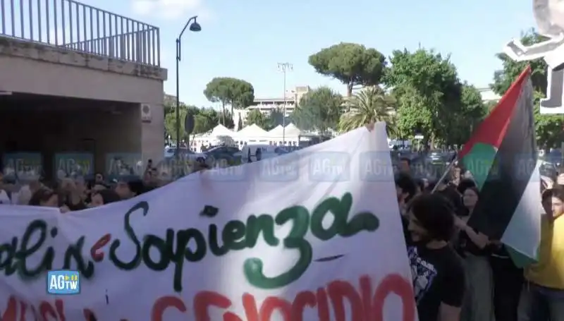 protesta degli studenti della sapienza contro la visita di mattarella  1