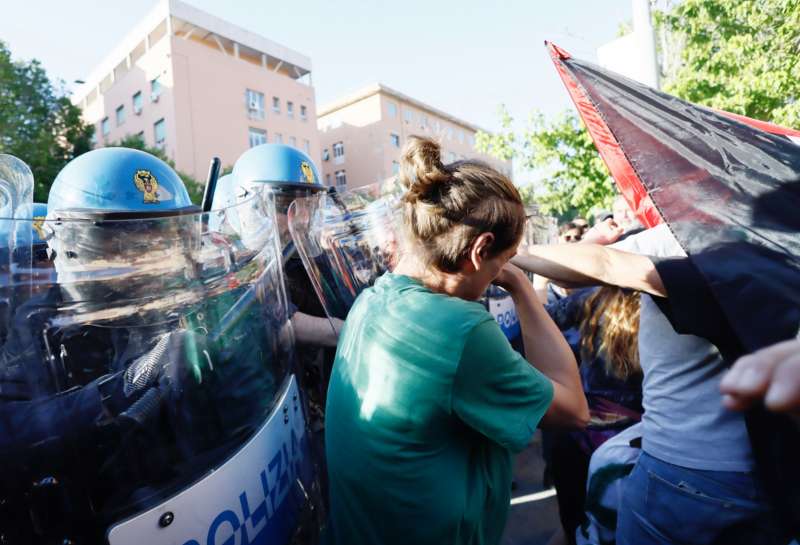 protesta degli studenti della sapienza contro la visita di mattarella 10