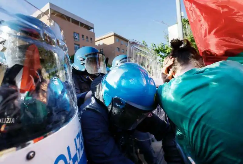 protesta degli studenti della sapienza contro la visita di mattarella  11