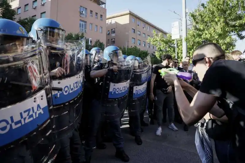 protesta degli studenti della sapienza contro la visita di mattarella  12