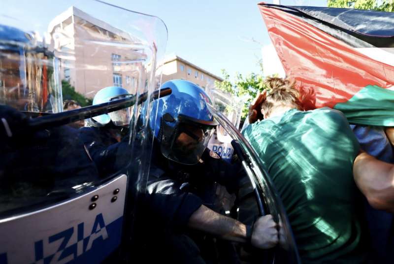 protesta degli studenti della sapienza contro la visita di mattarella 13