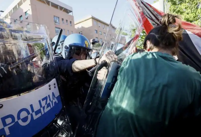 protesta degli studenti della sapienza contro la visita di mattarella  14