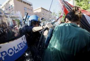 protesta degli studenti della sapienza contro la visita di mattarella 14