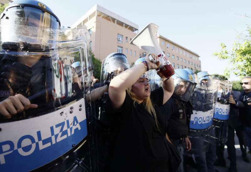 protesta degli studenti della sapienza contro la visita di mattarella 15