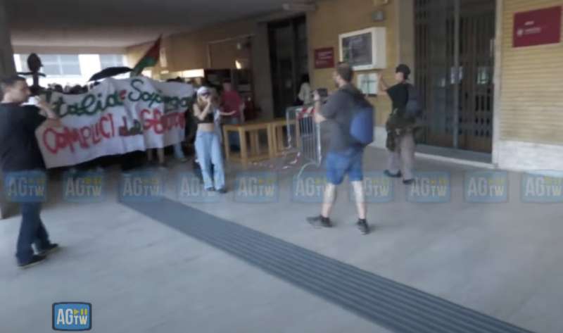 protesta degli studenti della sapienza contro la visita di mattarella 21