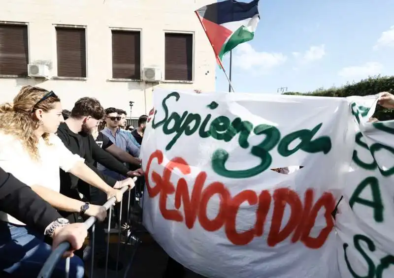 protesta degli studenti della sapienza contro la visita di mattarella  5