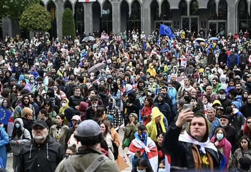 proteste contro la legge sugli agenti stranieri a tbilisi, georgia   10