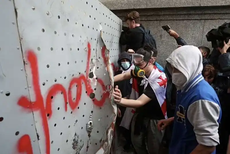 proteste contro la legge sugli agenti stranieri a tbilisi, georgia   14