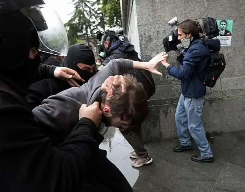 proteste contro la legge sugli agenti stranieri a tbilisi, georgia   15