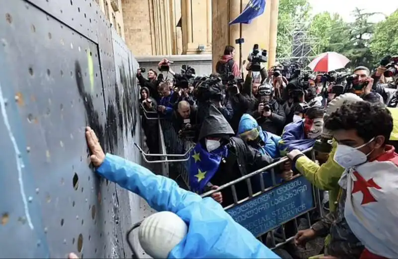 proteste contro la legge sugli agenti stranieri a tbilisi, georgia   18