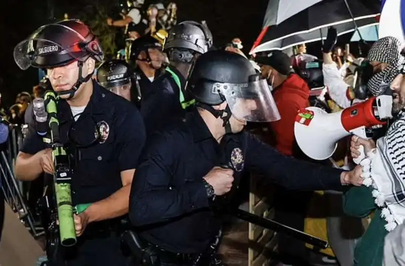 proteste e scontri alla ucla   7