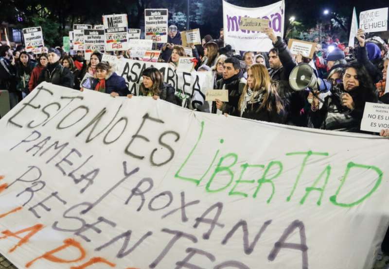 proteste per la morte di tre lesbiche bruciate vive in argentina