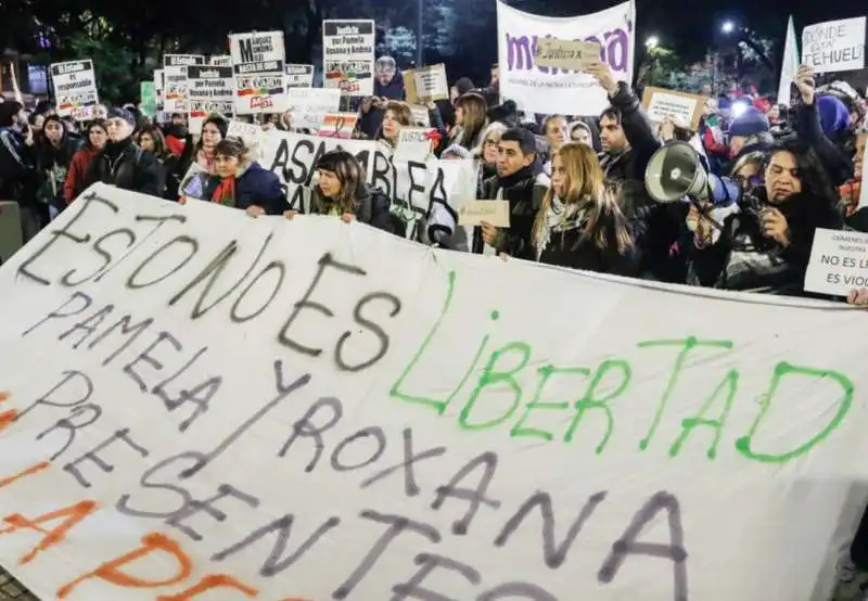 proteste per la morte di tre lesbiche bruciate vive in argentina 