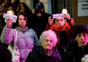 proteste per la morte di tre lesbiche bruciate vive in argentina