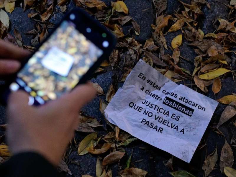 proteste per la morte di tre lesbiche in argentina