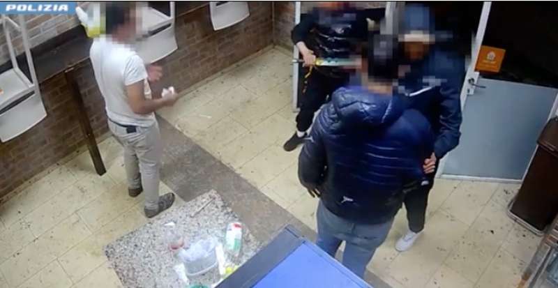 rapina con machete in una pizzeria di bologna