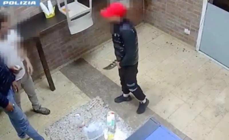 rapina con machete in una pizzeria di bologna