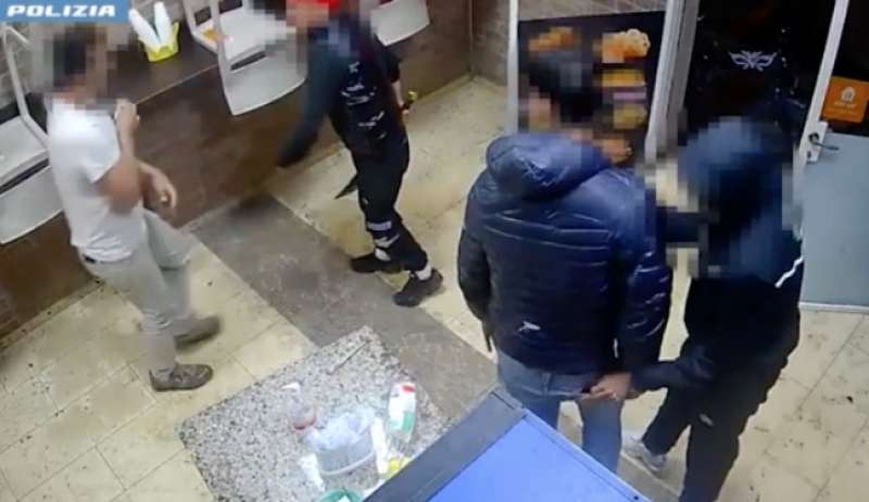 rapina con machete in una pizzeria di bologna