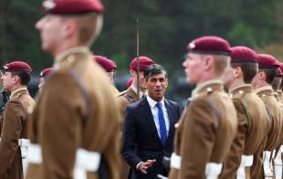 rishi sunak con i militari inglesi 1