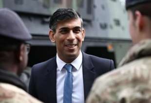 rishi sunak con i militari inglesi 2