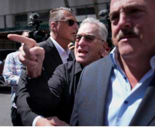 ROBERT DE NIRO CONTRO TRUMP - FUORI DAL TRIBUNALE DI NEW YORK