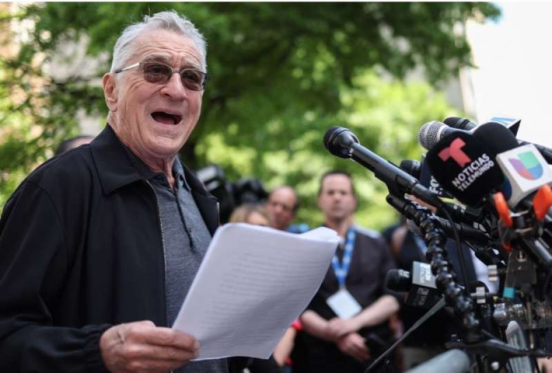 ROBERT DE NIRO CONTRO TRUMP - FUORI DAL TRIBUNALE DI NEW YORK