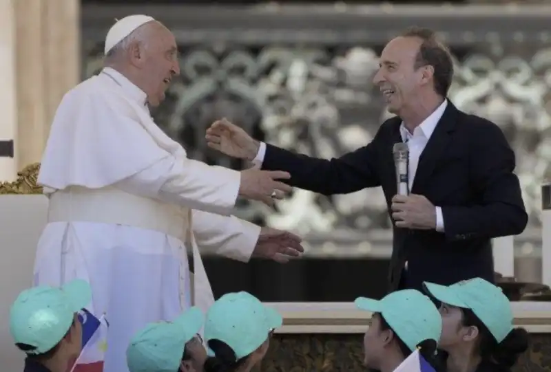 roberto benigni e papa francesco alla giornata mondiale dei bambini 5