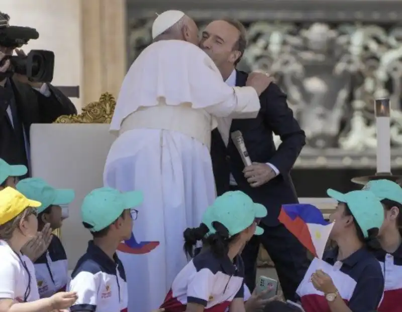 roberto benigni e papa francesco alla giornata mondiale dei bambini 6