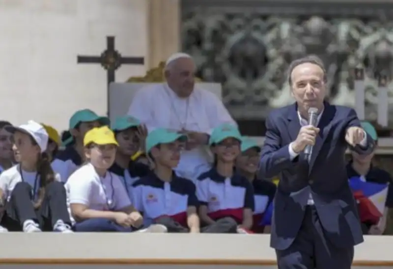 roberto benigni e papa francesco alla giornata mondiale dei bambini 7