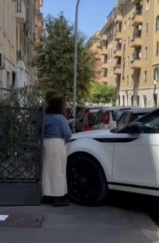 roma   passanti apparecchiano sul cofano di auto parcheggiata male. 3