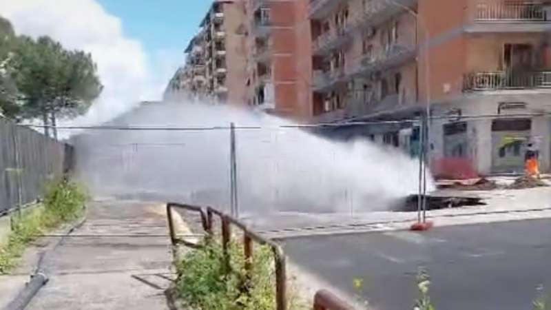 roma tubatura rotta nella strada dove si e aperta una voragine 4