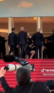 sawa pontyjska strattonata da una addetta della sicurezza a cannes 3