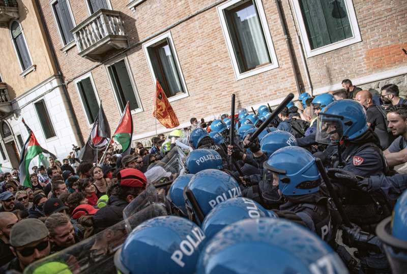 scontri al g7 di venezia 5