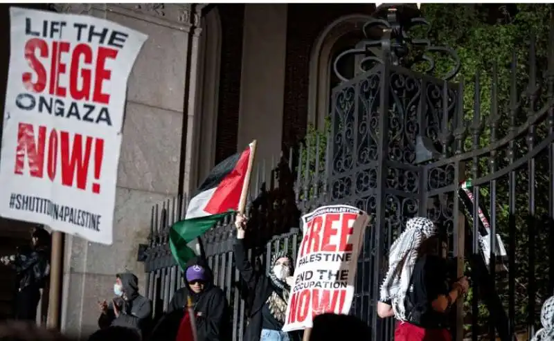 scontri tra manifestanti pro palestina e polizia all universita della california 