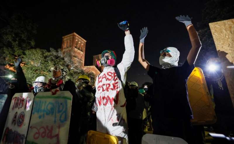 scontri tra manifestanti pro palestina e polizia all universita della california