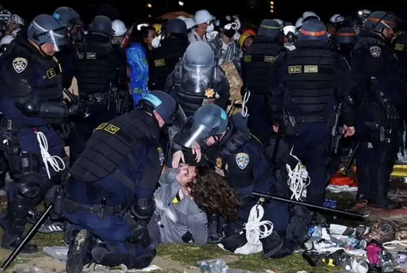 scontri tra studenti e polizia alla ucla   4