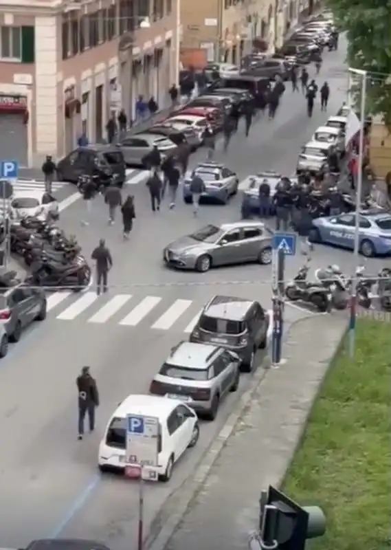 scontri tra tifosi a genova 14