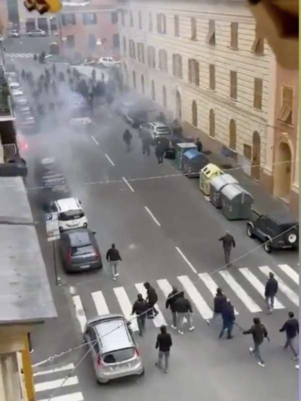 scontri tra tifosi a genova 2