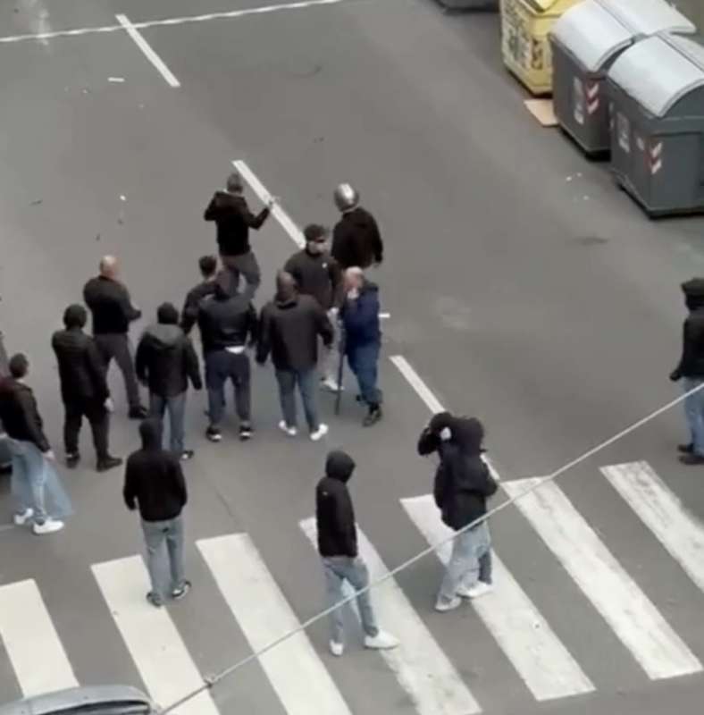 scontri tra tifosi a genova 6