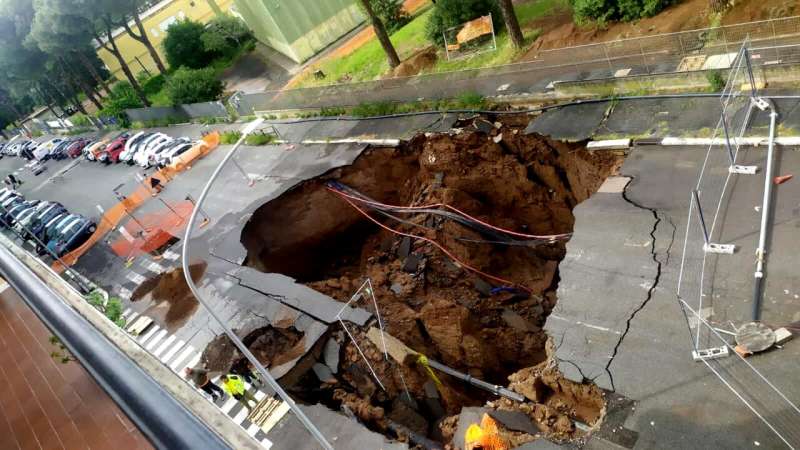 si allarga la voragine che si e aperta per strada a roma