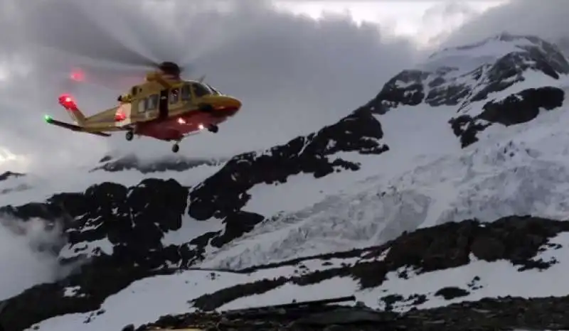 SOCCORSO ALPINO SUL MONTE PARAMONT IN VALLE D AOSTA