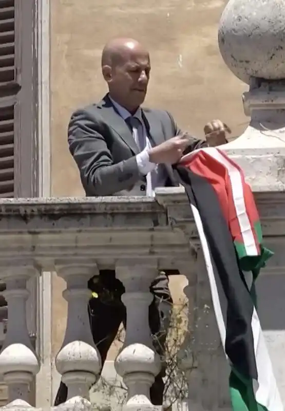 stefano apuzzo appende bandiere della palestina alla camera   6