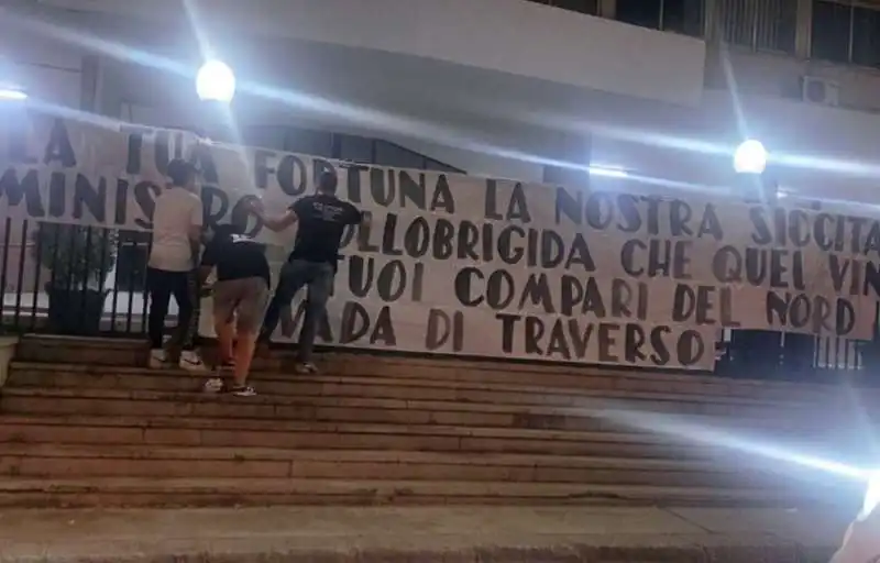 Striscione contro il ministro Lollobrigida affisso a Palermo
